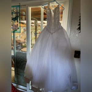 DAVIDS BRIDAL WEDDJNG DRESS & VEIL